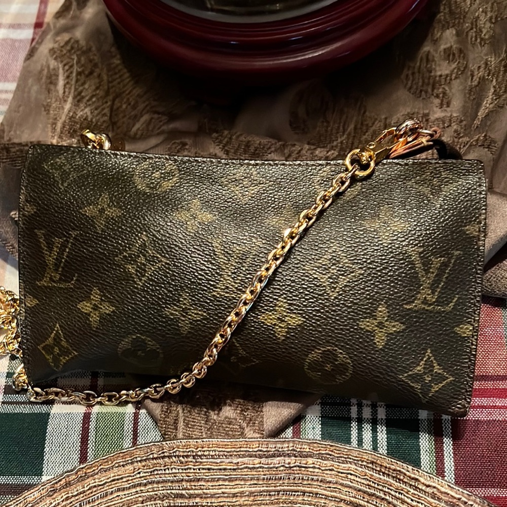 Pochet PM bucket, authentic Louis Vuitton. Clutch, shoulder/cosmetic bag.